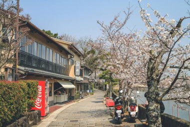 Uji İstasyonu yakınlarındaki Byodoing Tapınağı sokağı, Keihan demiryolu 9 Nisan 2012