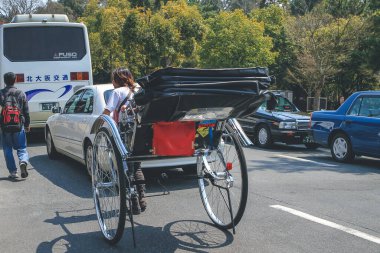 9 Nisan 2012 'de Nara Parkı' nda rickshaws çekti.