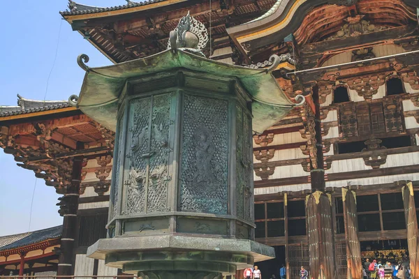 2012年4月9日 東大寺前に石灯籠が設置される — ストック写真