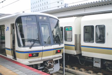 Nara İstasyonu, yerel tren 9 Nisan 2012 'de JR istasyonuna geliyor.