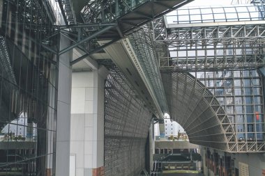 Gezginler 9 Nisan 2012 'de Kyoto İstasyonu' nda acele ediyorlar.