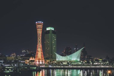 Kobe Limanı Kansai, Japonya 'da 9 Nisan 2012 gecesi ufuk çizgisi