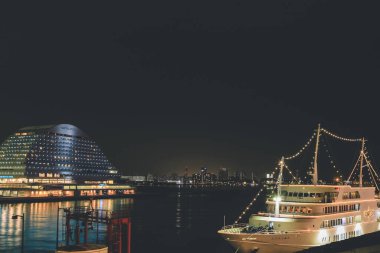 Kobe Limanı Kansai, Japonya 'da 9 Nisan 2012 gecesi ufuk çizgisi