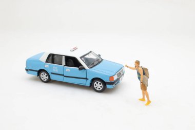 Adam taksi çağırmaya çalışıyor.