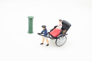 Geleneksel Japon çekçekçeklerinin mini figürü.