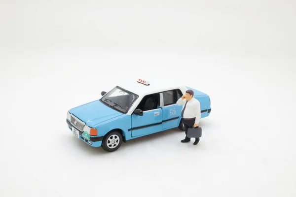 Uomo Affari Figura Chiamando Taxi Auto Lasciando Lavoro — Foto Stock