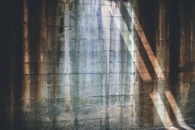 Nehirden geçen eski bir köprünün altındaki kemerlerin görüntüsü