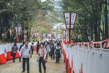10 Nisan 2012 Sakura ağaçlı turistler Daigo ji bahçesinde