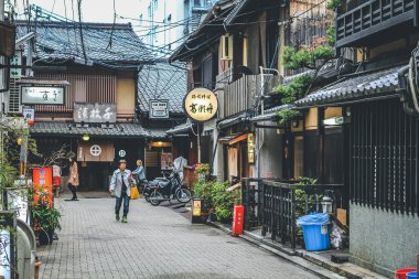 10 Nisan 2012 'de Japon caddesindeki girişi kırmızı fener aydınlattı.