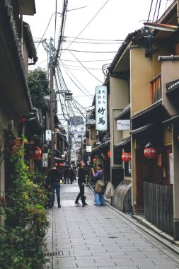 10 Nisan 2012 'de Japon caddesindeki girişi kırmızı fener aydınlattı.