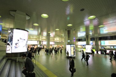 10 Nisan 2012, Osaka İstasyonu 'ndaki yaya geçidi.