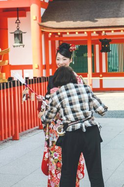 Fushimi Inari Taisha Kyoto 'da Kimono Giyen Japon Kız 10 Nisan 2012