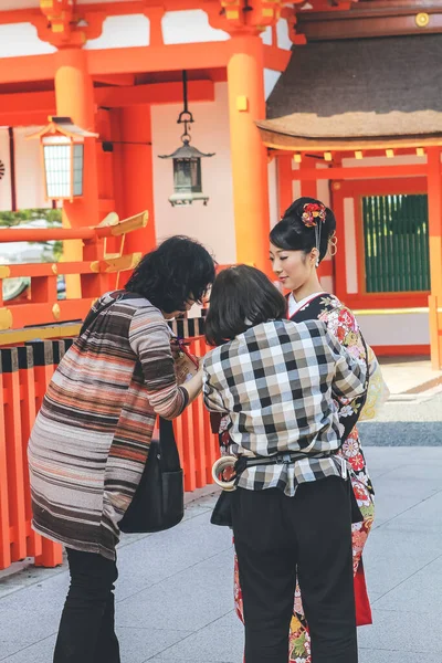 Menina Japonesa Vestindo Kimonos Fushimi Inari Taisha Kyoto Abril 2012 — Fotografia de Stock