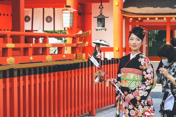 Japanisches Mädchen Trägt Kimonos Bei Fushimi Inari Taisha Kyoto April — Stockfoto