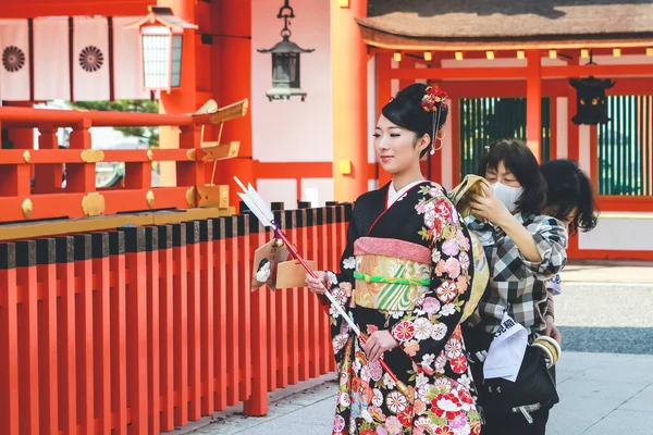 Japanese Girl Wing Kimonos Fushimi Inari Taisha Kyoto Квітня 2012 — стокове фото