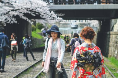 Geleneksel Kimono, Keage Incline 'de kiraz çiçekleri. 10 Nisan 2012