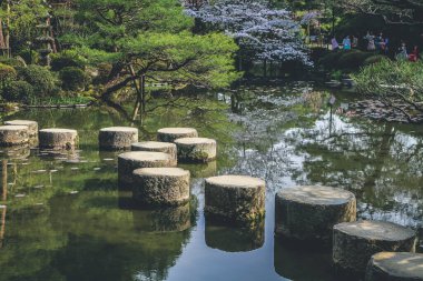 10 Nisan 2012 Japon bahçesinde taş yolu, Heian türbesi Kyoto Japonya.