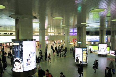 10 Nisan 2012, Osaka İstasyonu 'ndaki yaya geçidi.