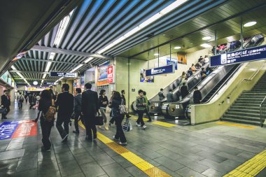 10 Nisan 2012, Osaka İstasyonu 'ndaki yaya geçidi.