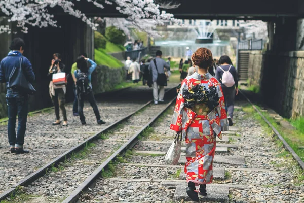 Geleneksel Kimono, Keage Incline 'de kiraz çiçekleri. 10 Nisan 2012