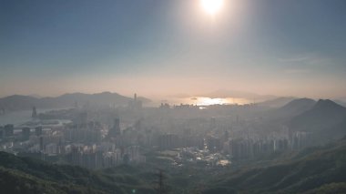 20 Mayıs 2022 Misty Hong Kong silueti, Fei Ngo Shan 'dan bakıyor.