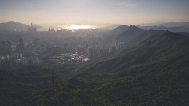 20 Mayıs 2022 Misty Hong Kong silueti, Fei Ngo Shan 'dan bakıyor.