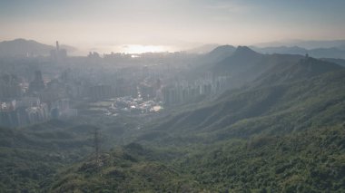 20 Mayıs 2022 Misty Hong Kong silueti, Fei Ngo Shan 'dan bakıyor.