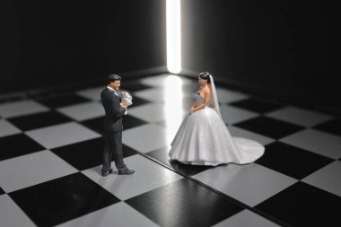 Satranç tahtasında gelin ve damat figürü