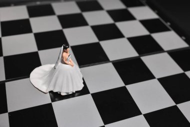 Satranç tahtasındaki gelin figürü