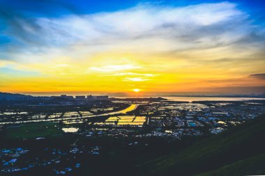 29 Temmuz 2012 gün batımı Yuen uzunluğunda, Hong Kong