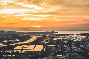 29 Temmuz 2012 gün batımı Yuen uzunluğunda, Hong Kong