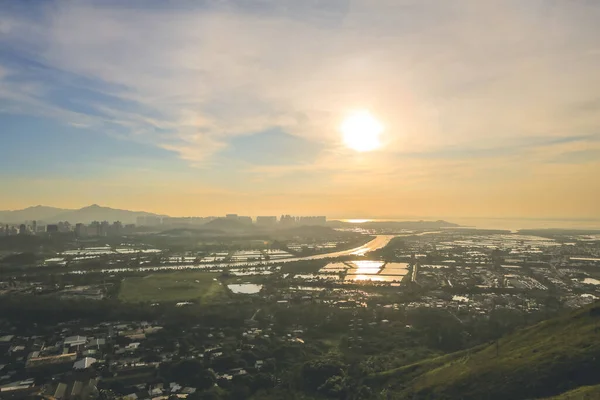 ⬇ Скачать Картинки Vista A La Ciudad Por La Mañana, Стоковые Фото.