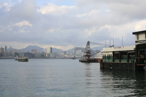 Июня 2012 Паром Hong Kong Star Ferry Прибывает Паромный Причал — стоковое фото