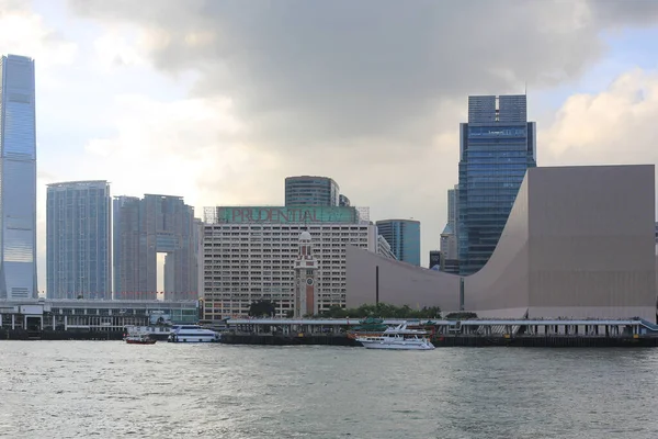 2012年6月27日空を渡る香港文化センターの建築構造 — ストック写真