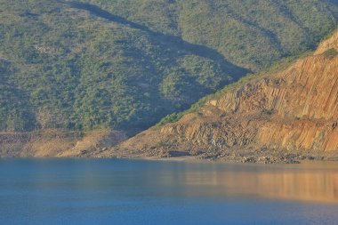 High Island Barajı 'nın doğu barajında yürüyüş 19 Kasım 2022