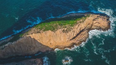 Denizdeki kaya oluşumunun görüntüsü, Po Pin Chau, HK 19 Kasım 2022