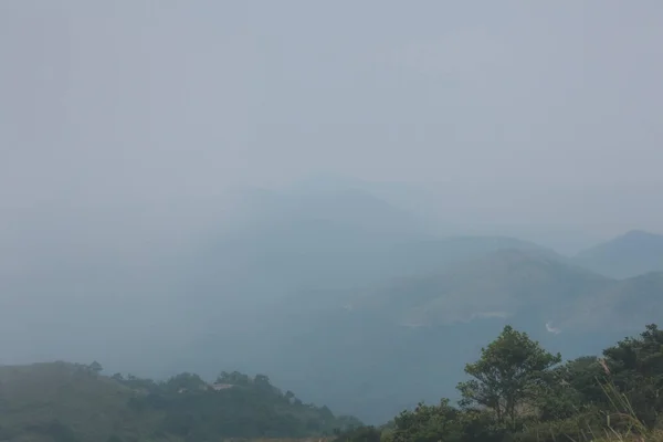 2012年10月1日上午在香港大帽山有雾 — 图库照片