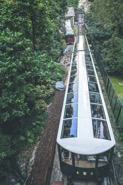 新山顶缆车通过坚尼地地道石桥2022年10月14日 — 图库照片