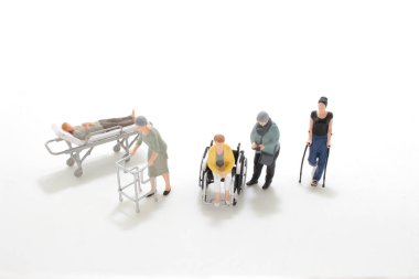 Protez, koltuk değneği, sopa ve tekerlekli sandalyede özel ihtiyaçları var.