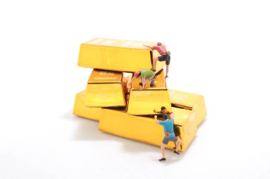 Mini bir figür altın bir merdivene tırmanır..