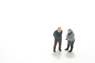 Baord 'daki yaşlı insanlardan bir mini.