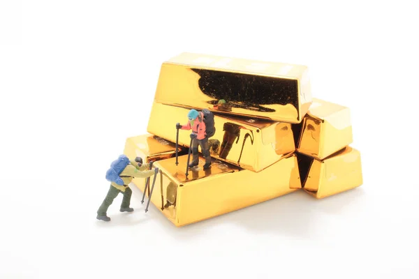 Una Mini Figura Sale Una Scala Barre Oro — Foto Stock
