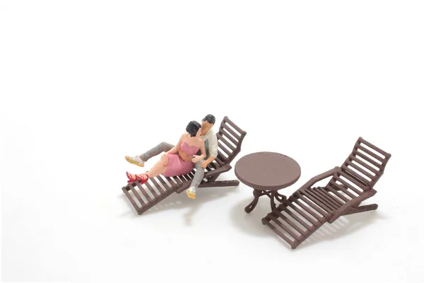Casal Feliz Divertindo Casal Cadeiras Praia — Fotografia de Stock
