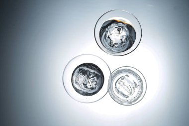 Koyu siyah arka plana karşı İçme Bardağını Kapat