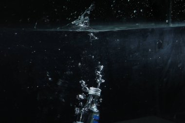 Su şişesi suya, şişe suya.