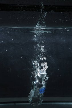 Su şişesi suya, şişe suya.