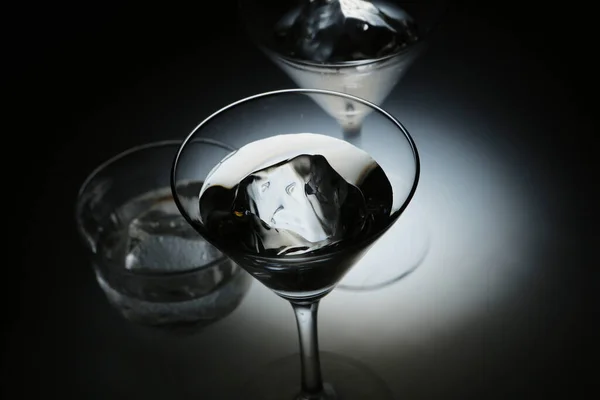Koyu Siyah Arka Plana Karşı Çme Bardağını Kapat — Stok fotoğraf