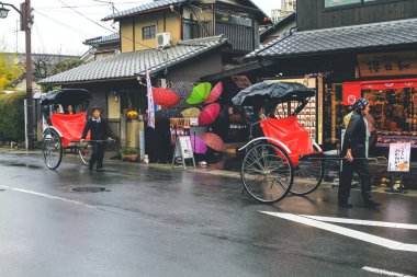 Ziyaretçiler Arashiyama, Kyoto, Japonya 'da triportöre biniyorlar. 11 Nisan 2012