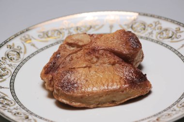 Sebzeli, beyaz tabakta.