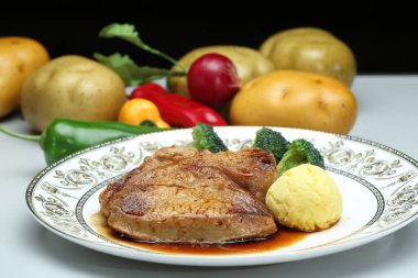 Sebzeli, beyaz tabakta.